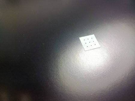 Dispositivo Mo microforato con laser